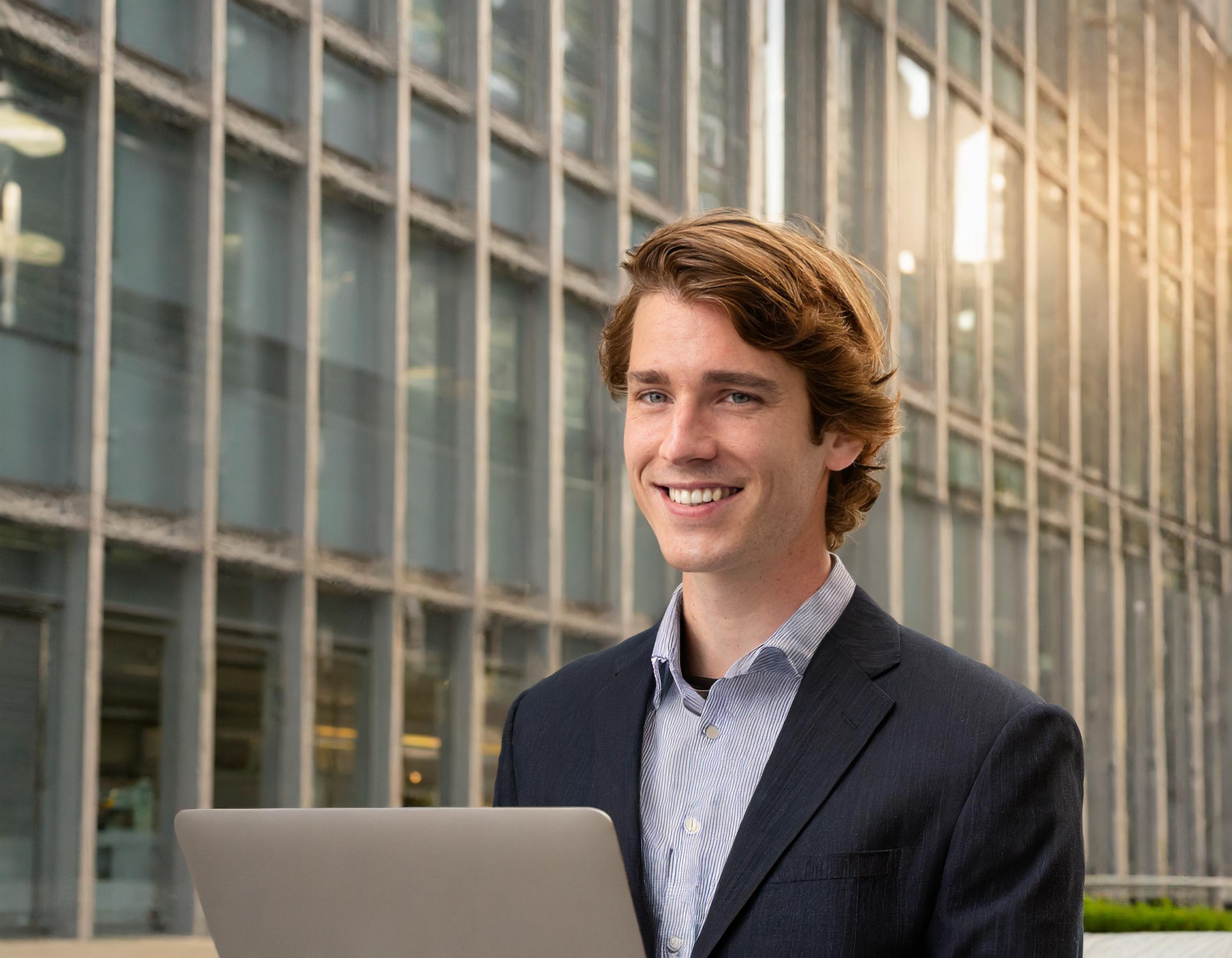 Porträt eines männlichen IT-Beraters mit fokussiertem Ausdruck